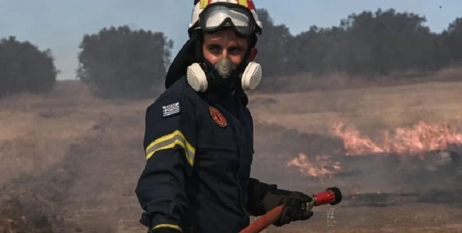 Ολονύχτια μάχη των πυροσβεστικών δυνάμεων με τις φλόγες στην πυρκαγιά που ξέσπασε στη Μεσαρά