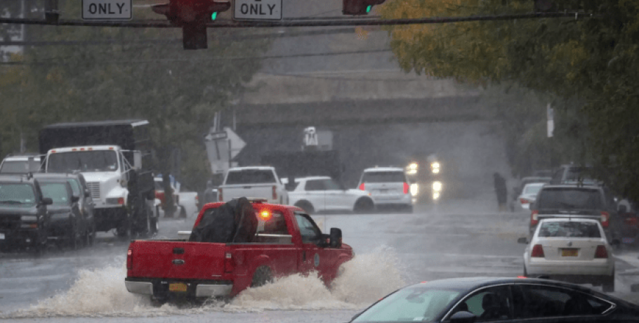 Νέα Υόρκη: Βούλιαξε η πόλη από τις σφοδρές βροχοπτώσεις της καταιγίδας Ophelia – Θυμίζουν λιμνοθάλασσα πολλές περιοχές