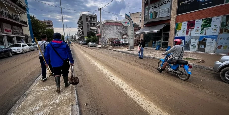 Βόλος: Ανοίγουν τη Δευτέρα τα σχολεία, λέει ο Μπέος - Κλείνουν κεντρικοί δρόμοι για να καθαριστούν