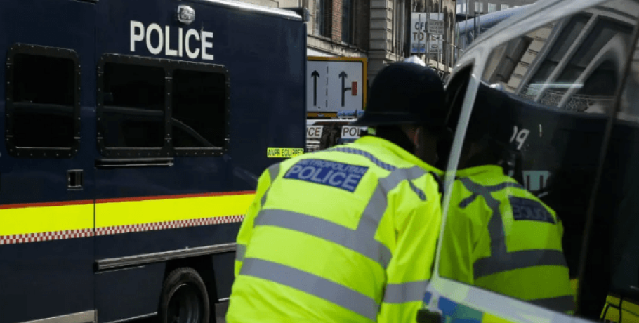 Βρετανία: Το «αντάρτικο» της αστυνομίας κατά της απαγόρευσης ακροδεξιών συμβόλων