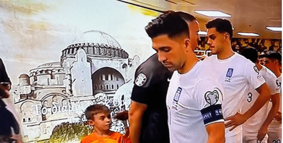 «Σκάνδαλο» είδαν οι Τούρκοι στην απεικόνιση της Αγια-Σοφιάς χωρίς μιναρέδες, στο γήπεδο της ΑΕΚ!