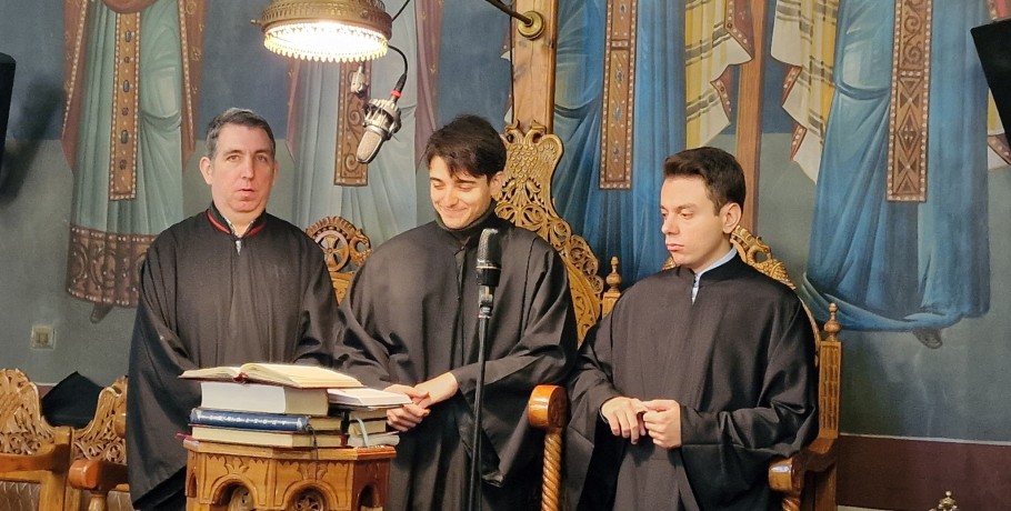 Ο Αρσένης Χαραλαμπίδης ψάλλει τη Υπερμάχω Στρατηγώ