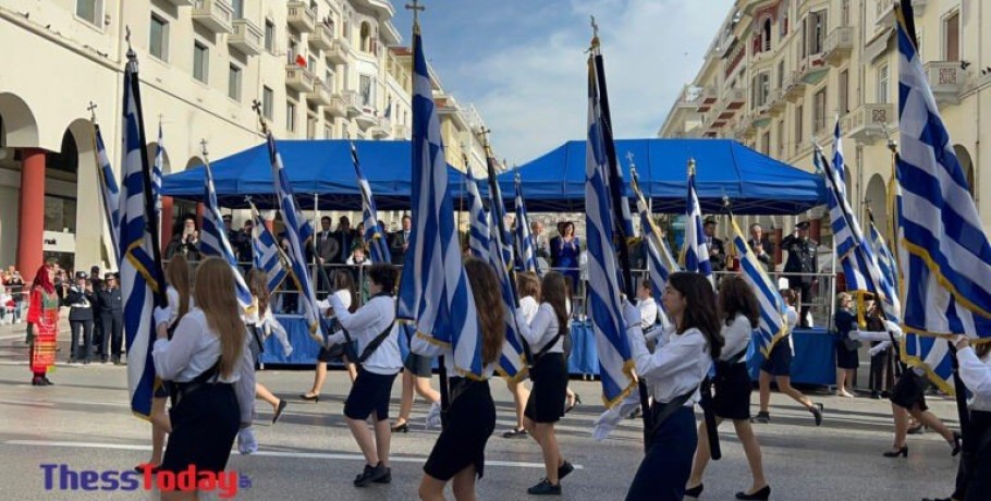 Θεσσαλονίκη: Με χειροκροτήματα η μαθητική παρέλαση για την 28η Οκτωβρίου