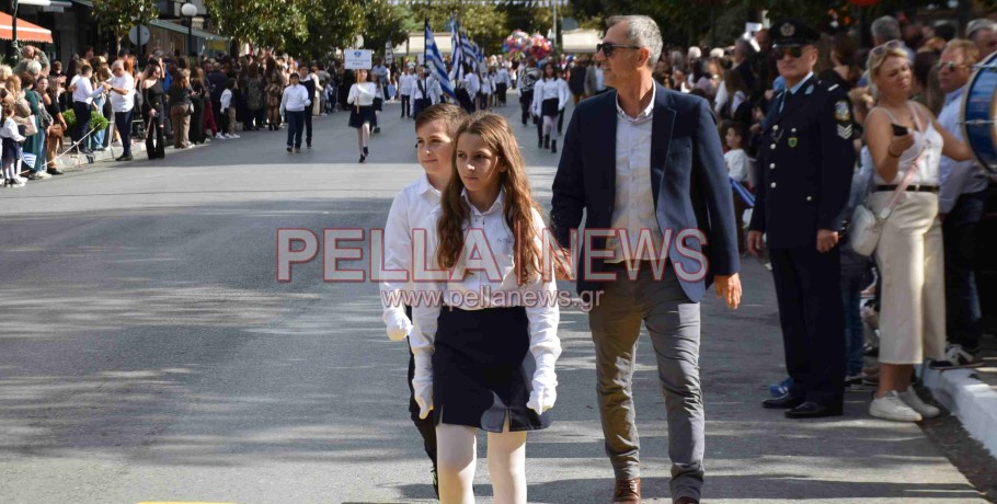 Σκύδρα: Αφιέρωμα στους εκπαιδευτικούς και τους γονείς που παρελαύνουν μαζί με τους μαθητές