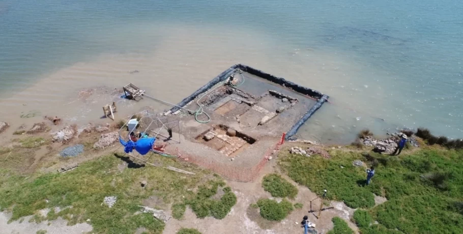 ΥΠΠΟ: Αρχαίο κτίριο επτά δωματίων έφερε στο φως η υποβρύχια έρευνα στη Σαλαμίνα