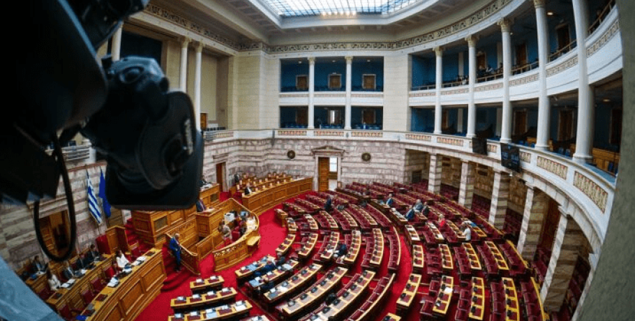 ΥΠΕΝ: Κατατέθηκε στη Βουλή η διάταξη για την αγορά ρεύματος το 2024 – Ειδικό τιμολόγιο προμήθειας για όλους