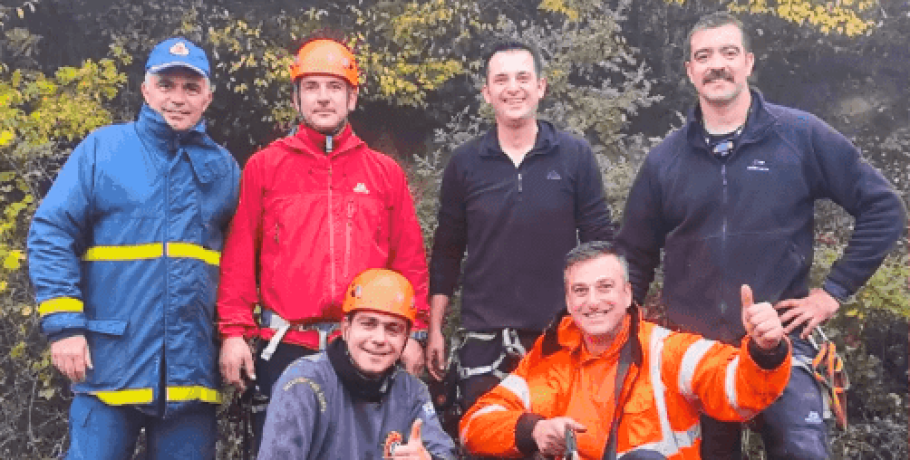 Κρώμνη Γιαννιτσών: Οι "Αρχάγγελοι" της Πυροσβεστικής έσωσαν σκυλάκο από χαράδρα 120 μέτρων!