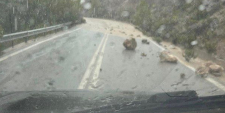 Ρόδος: Θεομηνία πλήττει το νησί – Πλημμυρισμένοι δρόμοι και πτώσεις βράχων