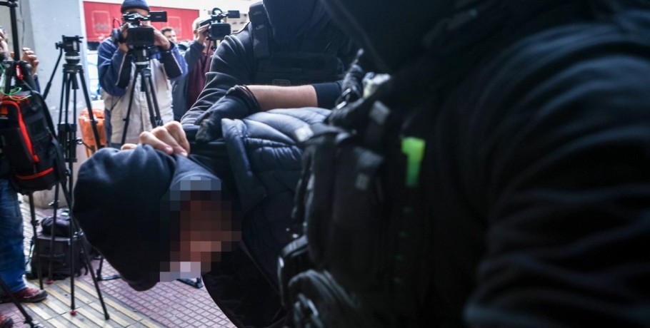 Αμίλητος στα δικαστήρια ο 18χρονος που ομολόγησε ότι έριξε τη φωτοβολίδα στον αστυνομικό