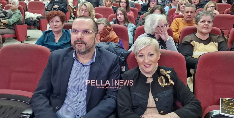 Χαρούμενη η Ιατρίδου για την εκδήλωση των Χριστουγέννων