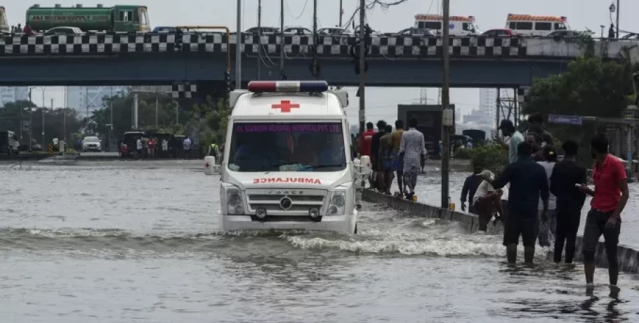 Τουλάχιστον 14 νεκροί από πλημμύρες στην Ινδία - Εκατοντάδες άνθρωποι εγκλωβισμένοι 4 ημέρες μετά τον κυκλώνα Μιτσάουνγκ