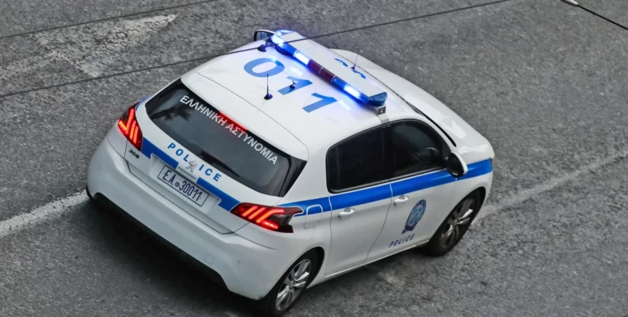 Νεκρή από πυροβολισμούς 43χρονη γυναίκα μέσα στο σπίτι της στη Σαλαμίνα -Αναζητούν τον σύντροφό της