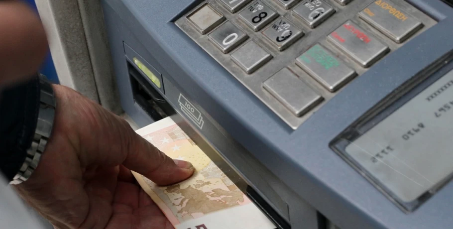 ΕΦΚΑ: Έρχονται πληρωμές για επιδόματα, συντάξεις και έκτακτα δώρα