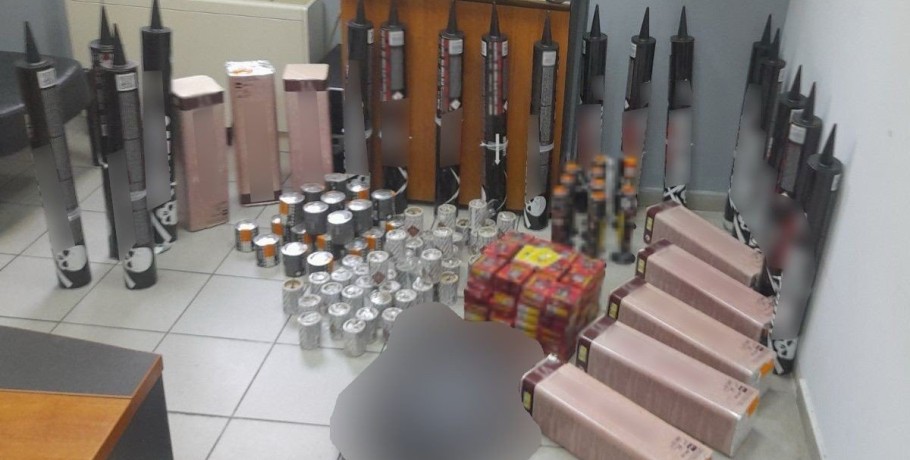 Σύλληψη ατόμου για οπαδική βία - Αφαίρεσε με την απειλή μαχαιριού μπλούζα ομάδας από ανήλικο - Κατασχέθηκαν 418 τεμάχια πυροτεχνημάτων