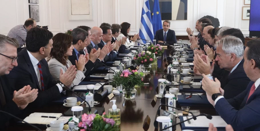 «Έβρεξε» νέες αυξήσεις στο Δημόσιο με νομοσχέδιο-«σκούπα» για δικαστικούς-ενστόλους