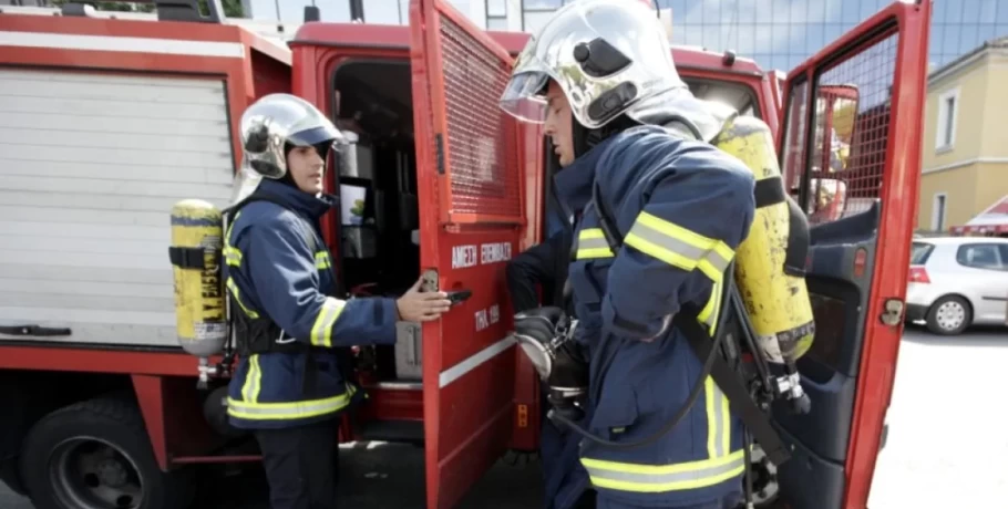 Άνδρας ανασύρθηκε χωρίς τις αισθήσεις του από φλεγόμενο κτίριο στo Μεταξουργείο