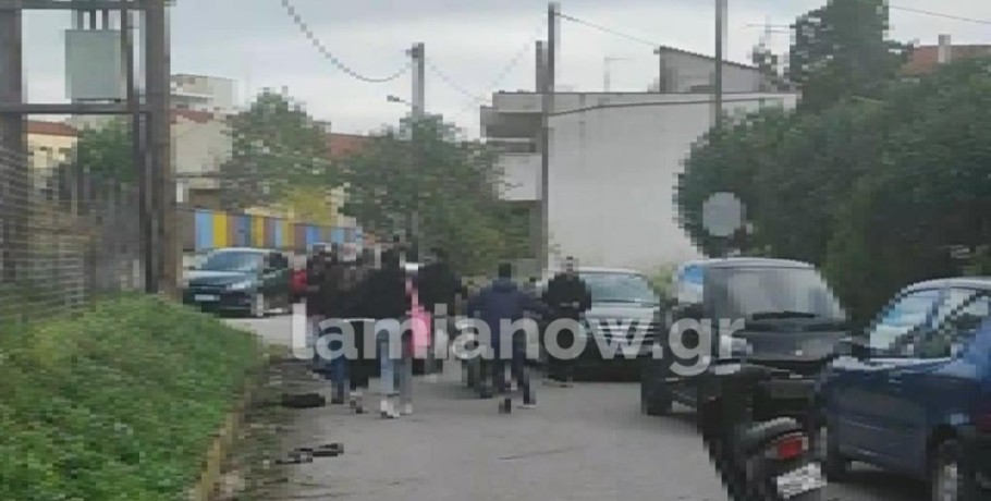 Λαμία : Μαθητές “πλακώθηκαν” στο ξύλο κοντά σε σχολείο