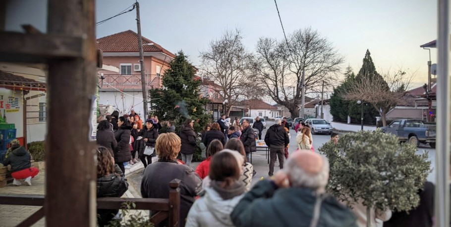 Ο Αη Βασίλης πήγε στο Νεοχώρι και μοίρασε δώρα