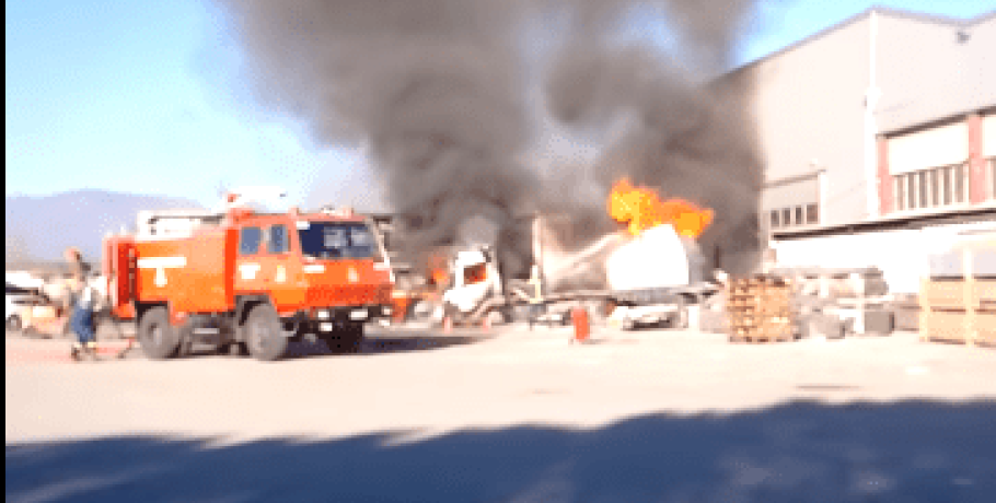 Αξό Γιαννιτσών: Πυρανάλωμα φορτηγού και καρότσας! (video)