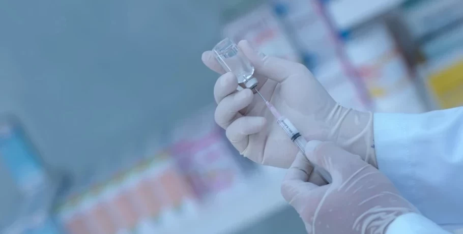 Εμβόλιο κατά του κορονοϊού στα φαρμακεία – Τι εξετάζει η κυβέρνηση