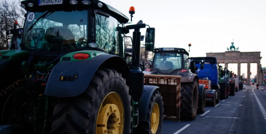 Γερμανία: Χάος με τις κινητοποιήσεις αγροτών και μηχανοδηγών - Ακυρώσεις δρομολογίων, μπλόκα με τρακτέρ στους δρόμους