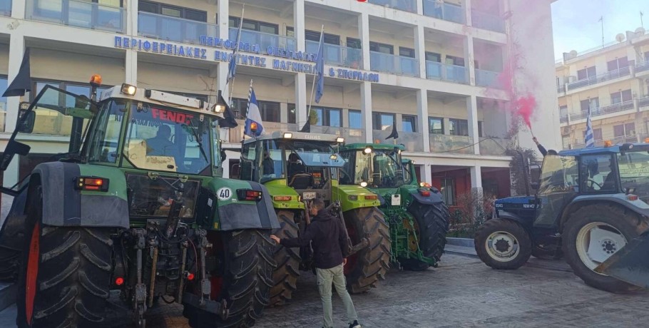 Βόλος: Αγρότες απέκλεισαν με τρακτέρ και καπνογόνα την Περιφέρεια Θεσσαλίας (ΦΩΤΟ+VIDEO)