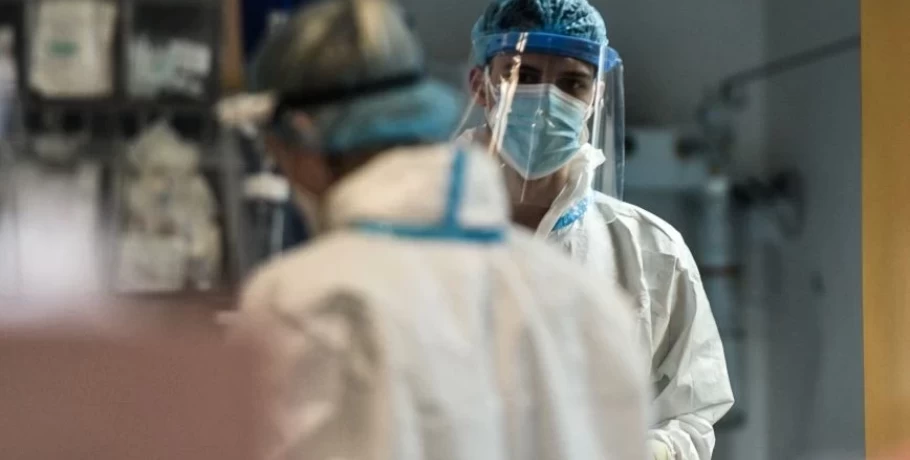 Ανησυχία εξαιτίας της έξαρσης του κορονοϊού – Οι εισαγωγές στα νοσοκομεία υπερβαίνουν τα επίπεδα του περσινού Ιανουαρίου