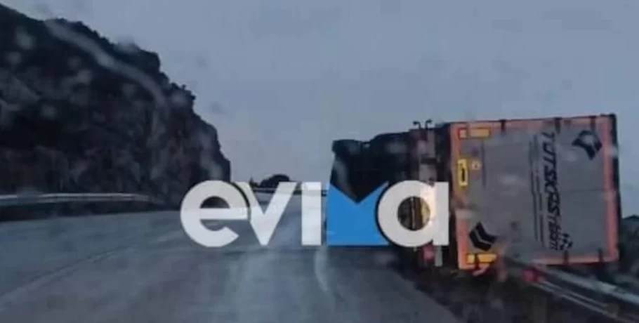 Τρομακτικό τροχαίο στην Εύβοια: Νταλίκα ντελαπάρισε από τον αέρα -Κρεμόταν στον γκρεμό για ώρες