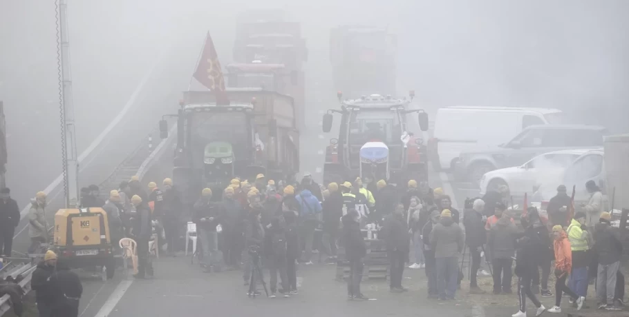 Γαλλία: Σε κατάσταση πολιορκίας το Παρίσι, αγρότες με τρακτέρ ετοιμάζονται να κλείσουν τις εισόδους της πόλης
