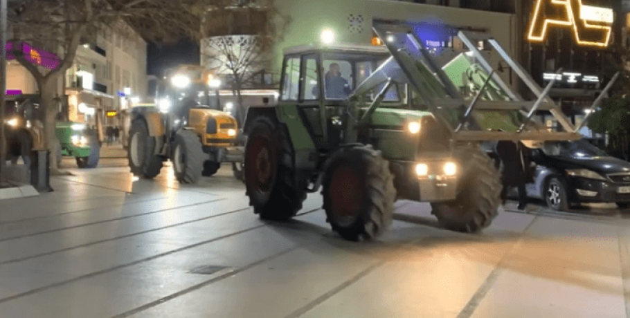 Αγρότες / Συνεχίζουν τους συμβολικούς αποκλεισμούς δρόμων – Πέταξαν άχυρα και γάλα