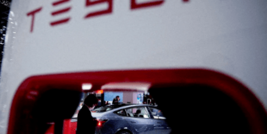 Tesla: Ανακαλεί 2,2 εκατομμύρια οχήματα