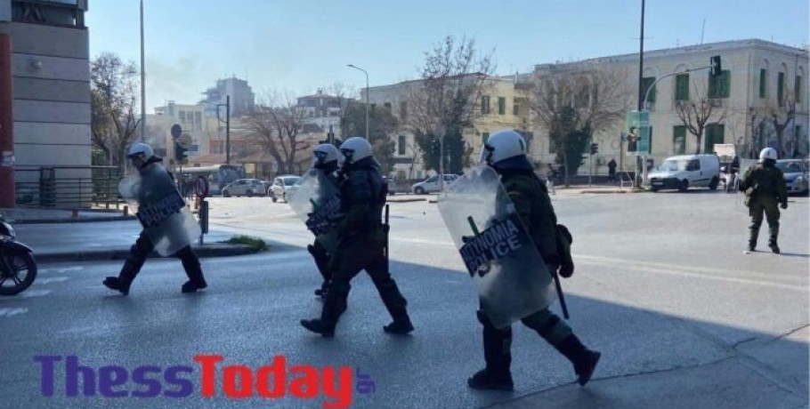 Θεσσαλονίκη: Επεισόδια με πετροπόλεμο μεταξύ αντιεξουσιαστών και ΕΛΑΣ