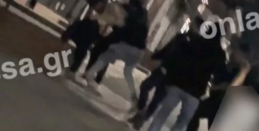 Ομάδα νεαρών ξυλοκόπησε άγρια δύο άνδρες στο κέντρο της Λάρισας