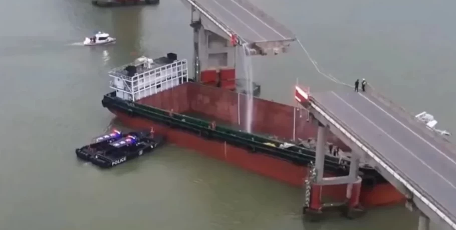 Κίνα: Πλοίο έκοψε γέφυρα στα δύο -Αυτοκίνητα στη θάλασσα, δύο νεκροί