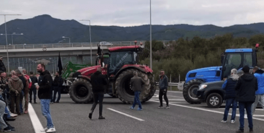 Οι αγρότες της Αιτωλοακαρνανίας απέκλεισαν την Ιόνια Οδό με τα τρακτέρ