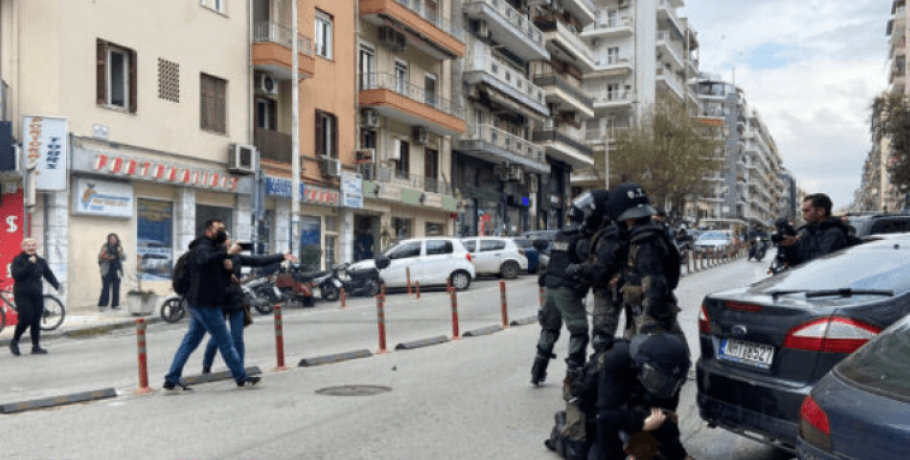 Επεισόδια στη Θεσσαλονίκη: Βίντεο-σοκ με επίθεση άνδρα των ΜΑΤ σε διαδηλωτή – «Άστον, είναι παιδί»