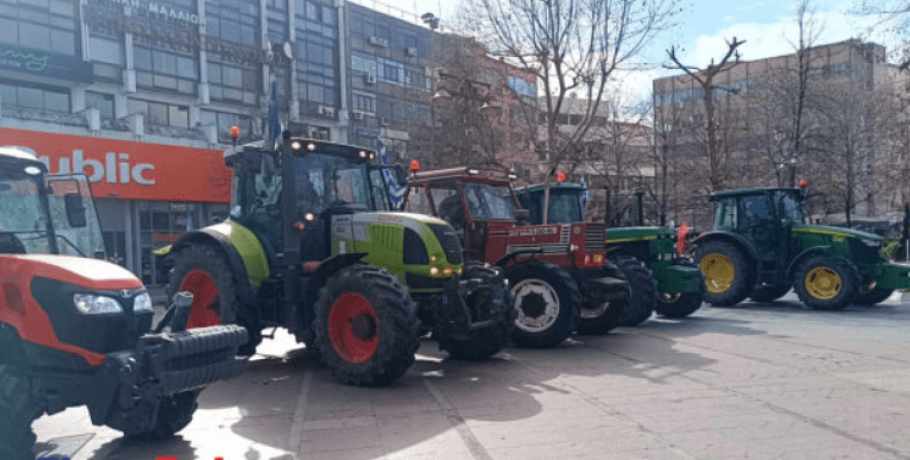 Ανυποχώρητοι οι αγρότες – Μπήκαν με τα τρακτέρ τους στην πλατεία της Λάρισας
