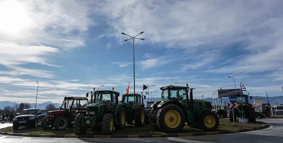 Παραμένουν στα μπλόκα οι αγρότες της Θεσσαλίας – Αποκλιμάκωση στη Βόρεια Ελλάδα