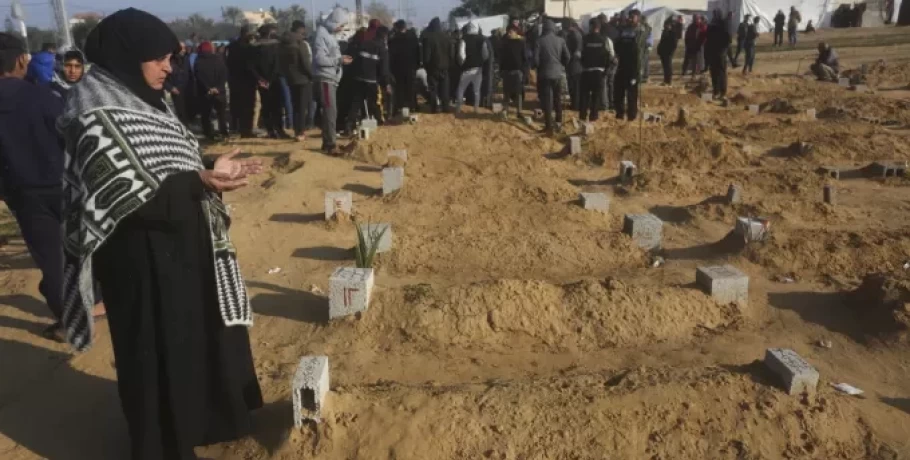 Γάζα: Οι άνθρωποι που σκάβουν τάφους ανυπομονούν να αρχίσουν και πάλι να χτίζουν σπίτια