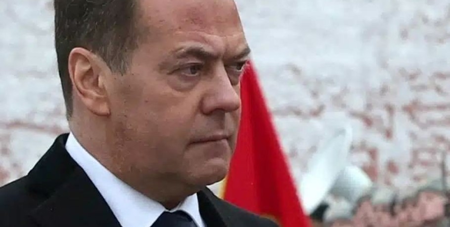 «Καμπανάκι» Μεντβέντεφ: «Η Γερμανία ετοιμάζεται για πόλεμο με τη Ρωσία»