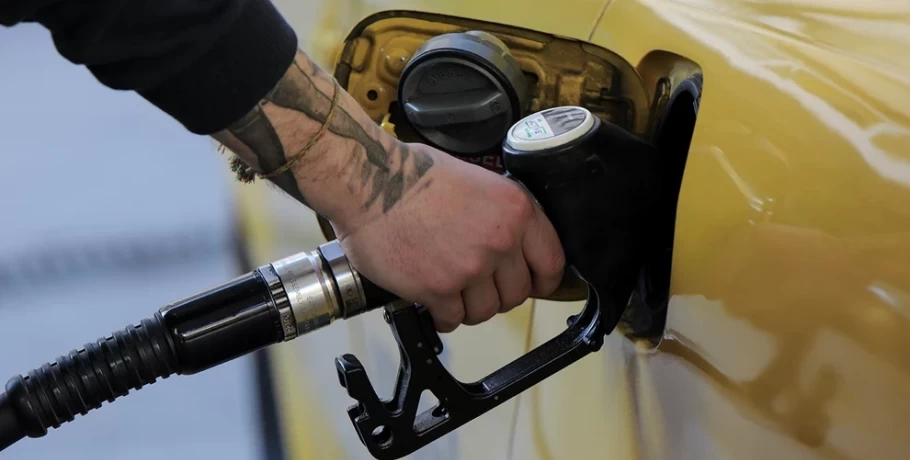 Στα ύψη οι τιμές του πετρελαίου και της βενζίνης – Πού έχει ξεπεράσει τα 2 ευρώ το λίτρο