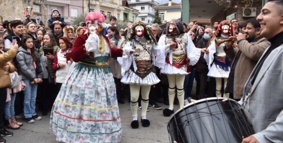 Με το δρώμενο «Γενίτσαροι και Μπούλες» κορυφώθηκαν οι εκδηλώσεις της Αποκριάς στη Νάουσα