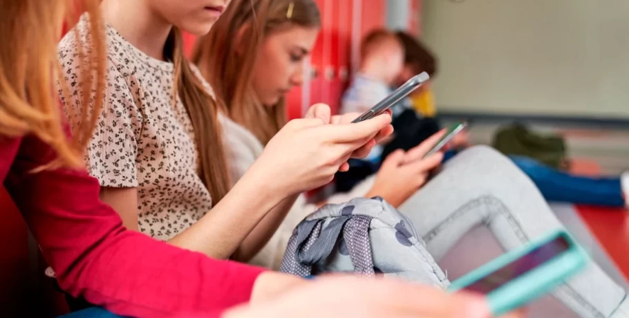 Υπουργείο Παιδείας: Νέο ποινολόγιο στους μαθητές για τα κινητά τηλέφωνα στα σχολεία