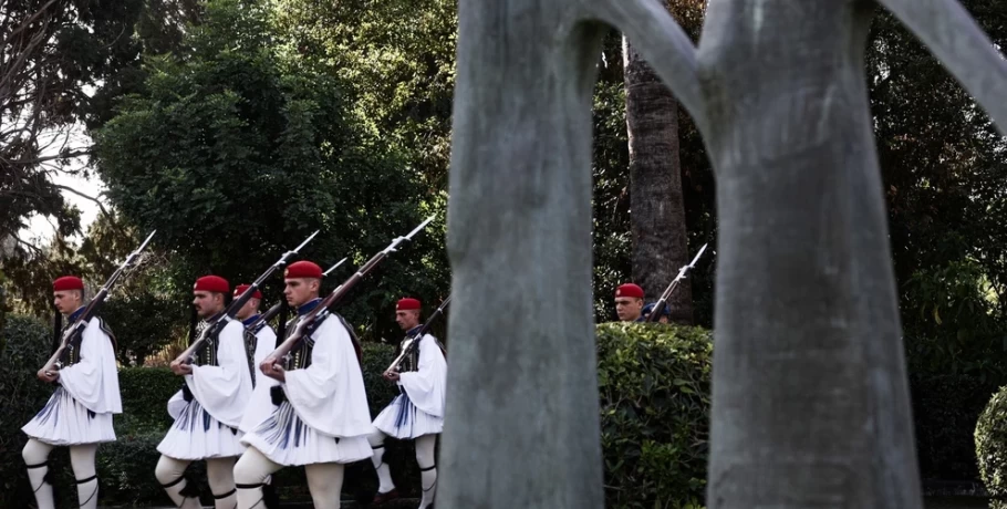 Τα μυστικά των Ευζώνων: Η ιεροτελεστία της ετοιμασίας, η εκπαίδευση των έξι εβδομάδων και η ακινησία