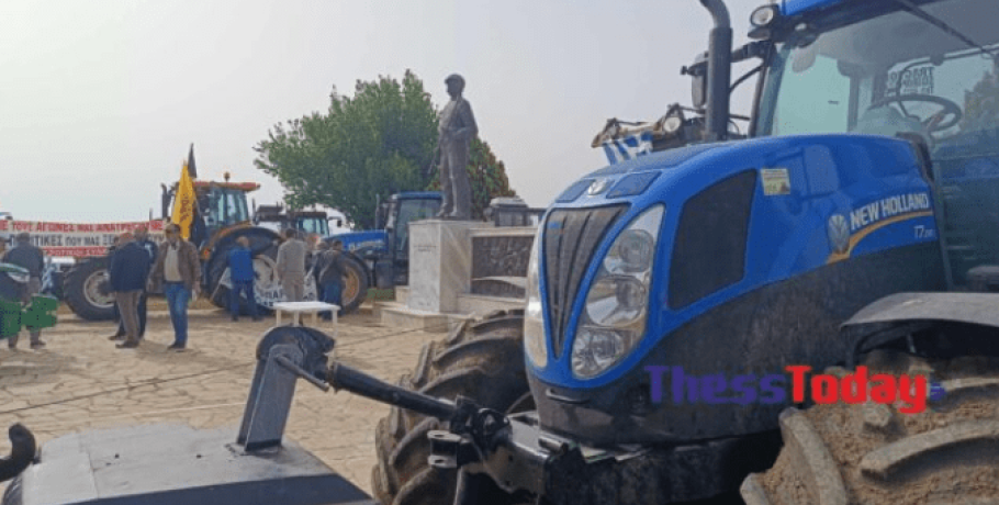 «Μπλόκο» των αγροτών στο Κιλελέρ – Τρακτέρ περιφρουρούν το μνημείο των Κολίγων (ΦΩΤΟ+VIDEO)