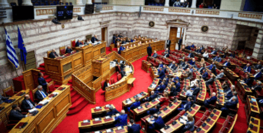 Πρόταση δυσπιστίας: Άρχισε η τριήμερη «μάχη» στη Βουλή
