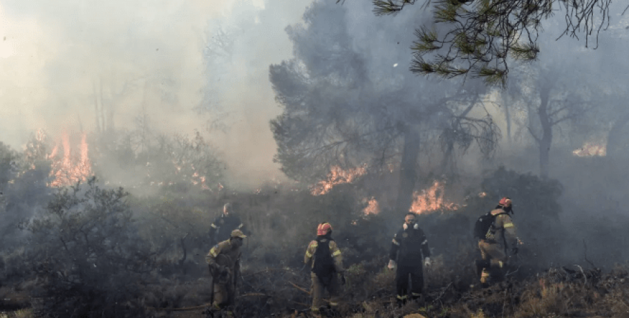 Τρίτο 24ωρο καίει η φωτιά στα Πιέρια Όρη