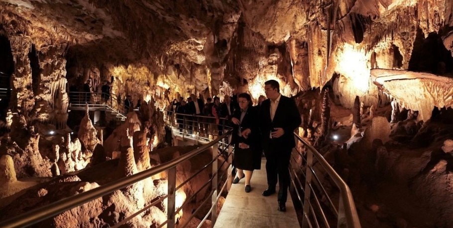 Τζιτζικώστας και Μενδώνη εγκαινίασαν το ανακαινισμένο Σπήλαιο Πετραλώνων Χαλκιδικής