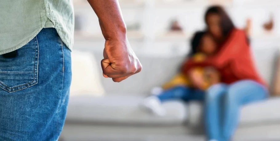 Μπαράζ περιστατικών ενδοοικογενειακής βίας: 112 καταγγελίες σε 24 ώρες - 64 συλλήψεις
