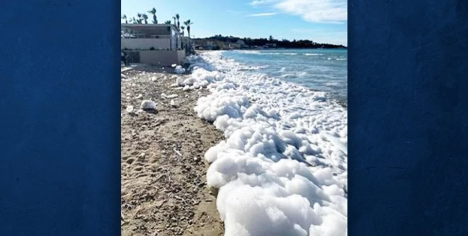 Ζάκυνθος: Γέμισε αφρούς η παραλία του Τσιλιβί - Καθηγητής εξηγεί το φαινόμενο